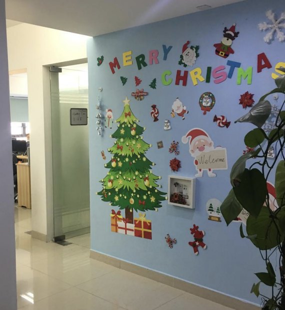 Coloured magnetic wall decorated with magnetic pieces