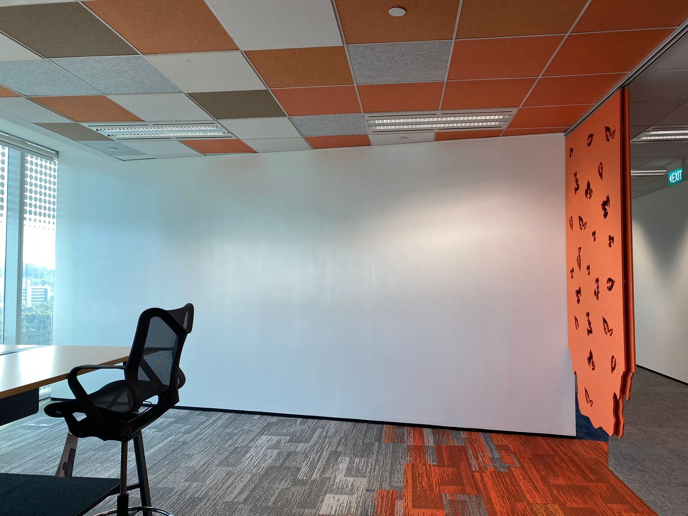 Open collaboration space with a magnetic plaster and whiteboard paint wall